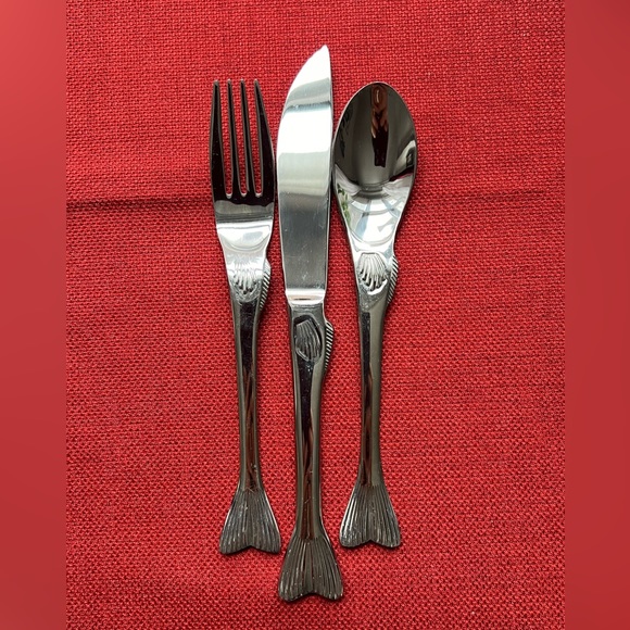 18 piece set of flatware / cutlery with fun fish-tail and shell design. - Picture 2 of 4